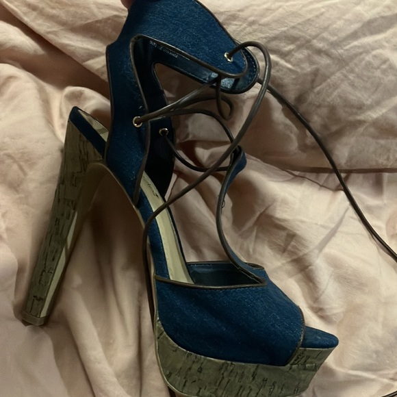 Woman/ Heels - Picture 8 of 8